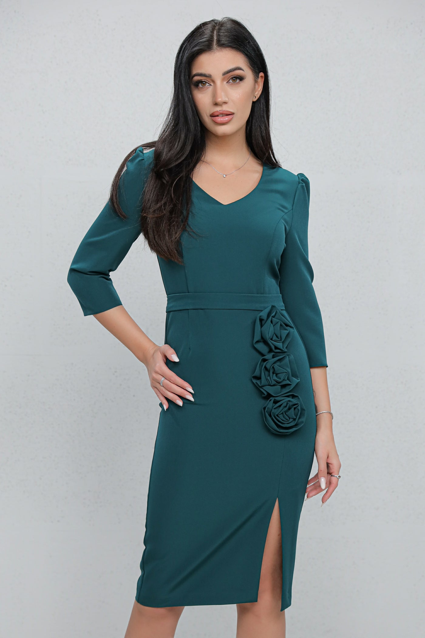 Rochie MBG verde accesorizata cu trandafiri pe fusta