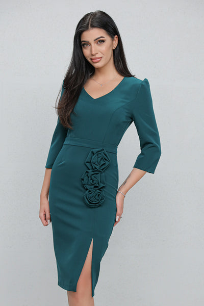 Rochie MBG verde accesorizata cu trandafiri pe fusta