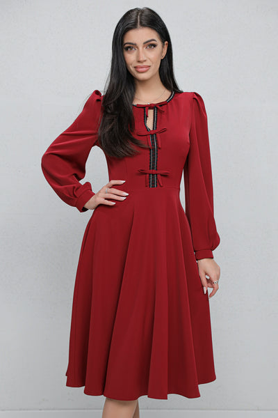 Rochie MBG bordo cu bandă stilizată si fundite pe bust