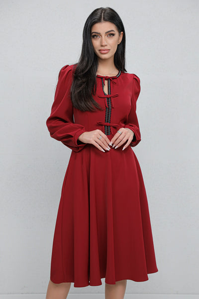 Rochie MBG bordo cu bandă stilizată si fundite pe bust