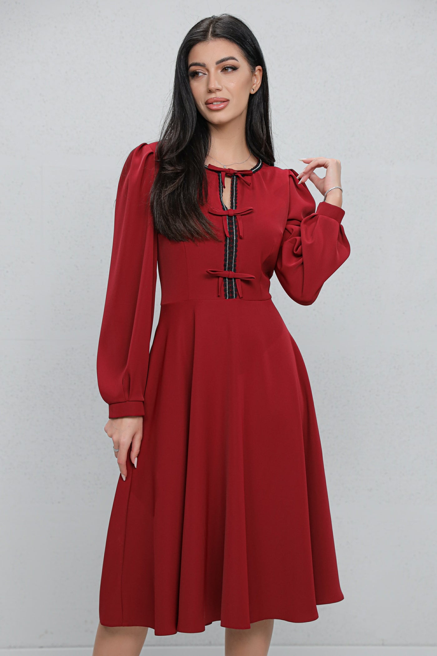 Rochie MBG bordo cu bandă stilizată si fundite pe bust