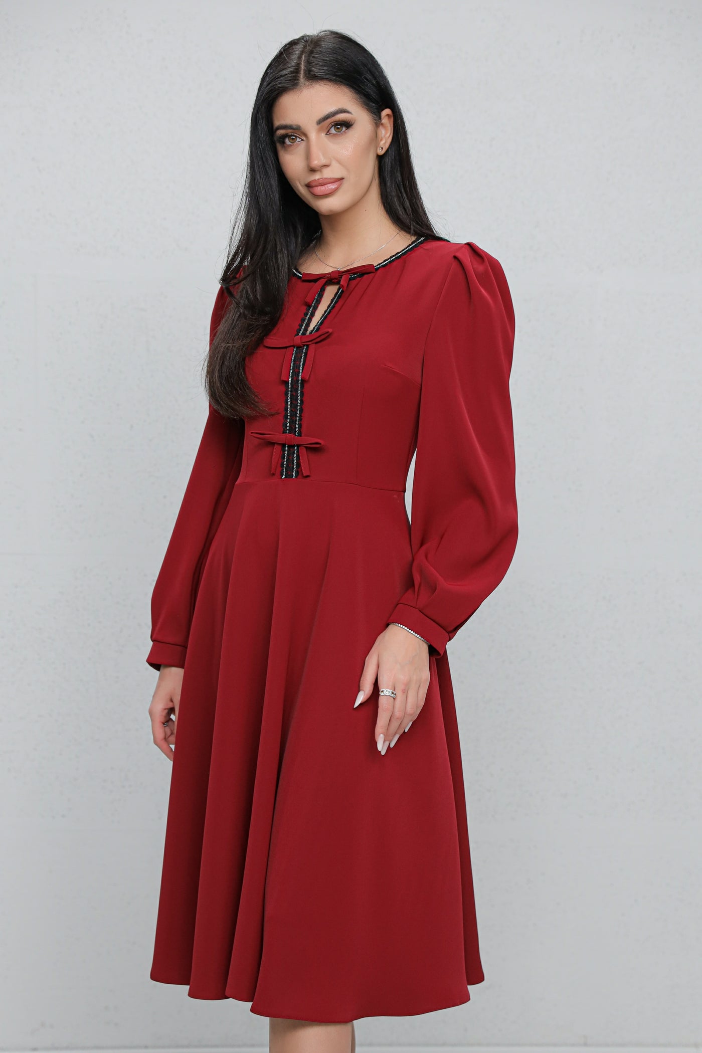 Rochie MBG bordo cu bandă stilizată si fundite pe bust