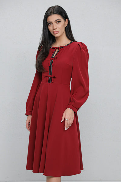 Rochie MBG bordo cu bandă stilizată si fundite pe bust