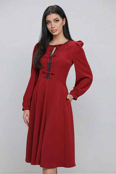 Rochie MBG bordo cu bandă stilizată si fundite pe bust