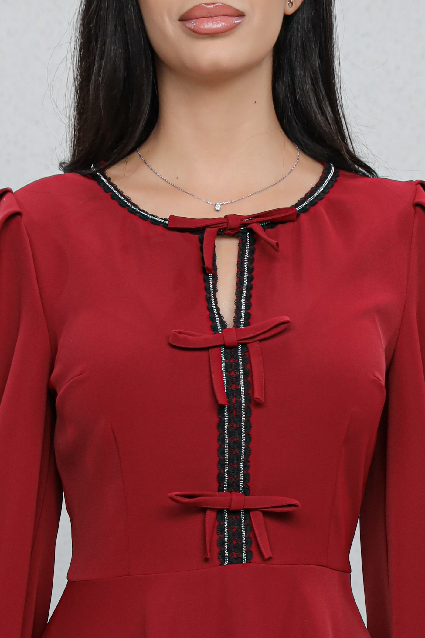 Rochie MBG bordo cu bandă stilizată si fundite pe bust