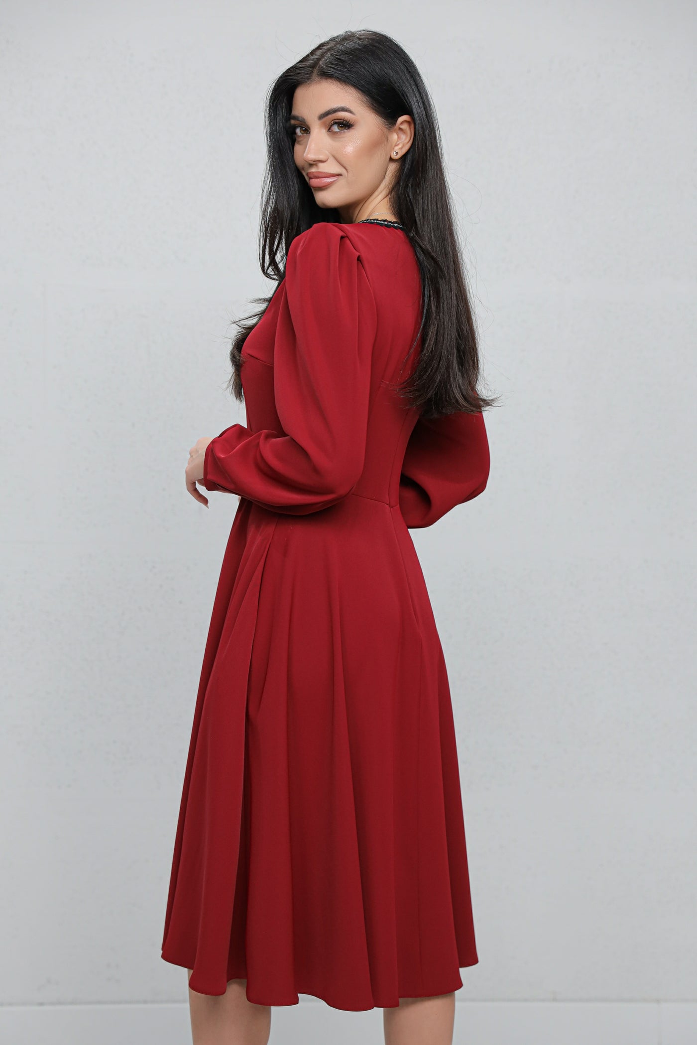 Rochie MBG bordo cu bandă stilizată si fundite pe bust