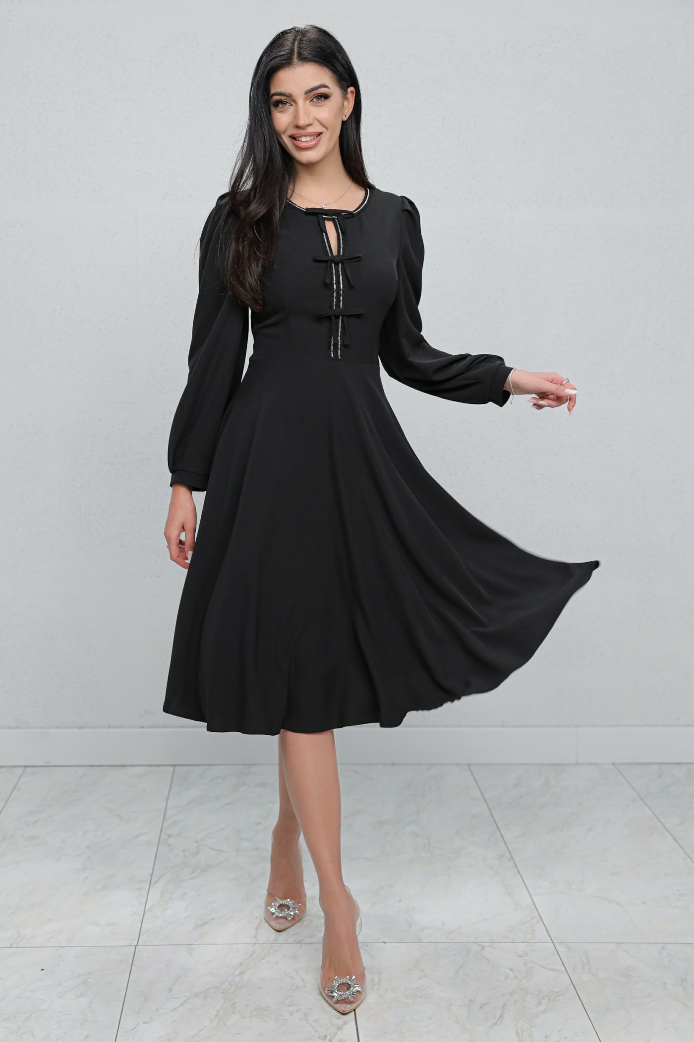 Rochie MBG neagră cu bandă stilizată si fundite pe bust