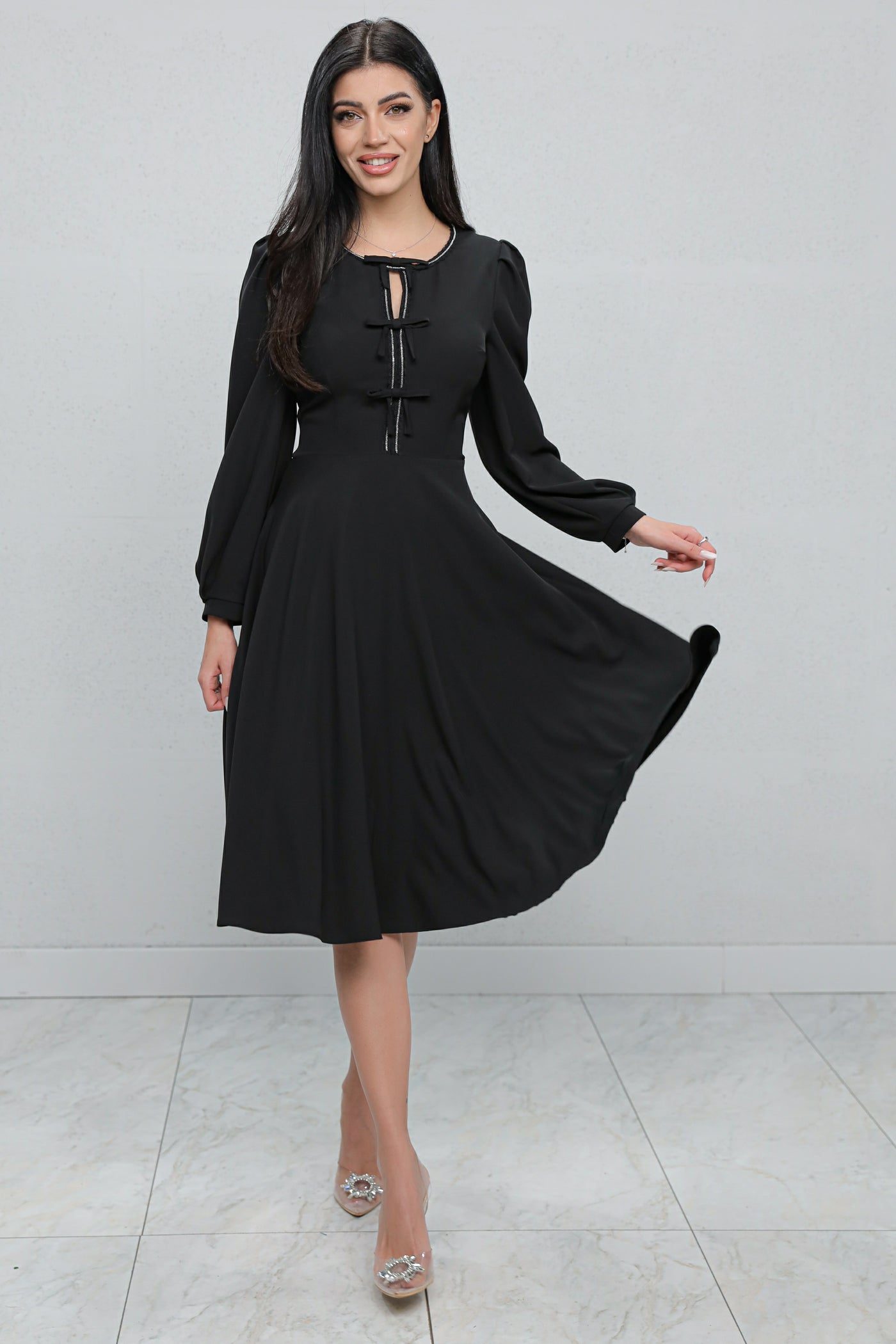 Rochie MBG neagră cu bandă stilizată si fundite pe bust