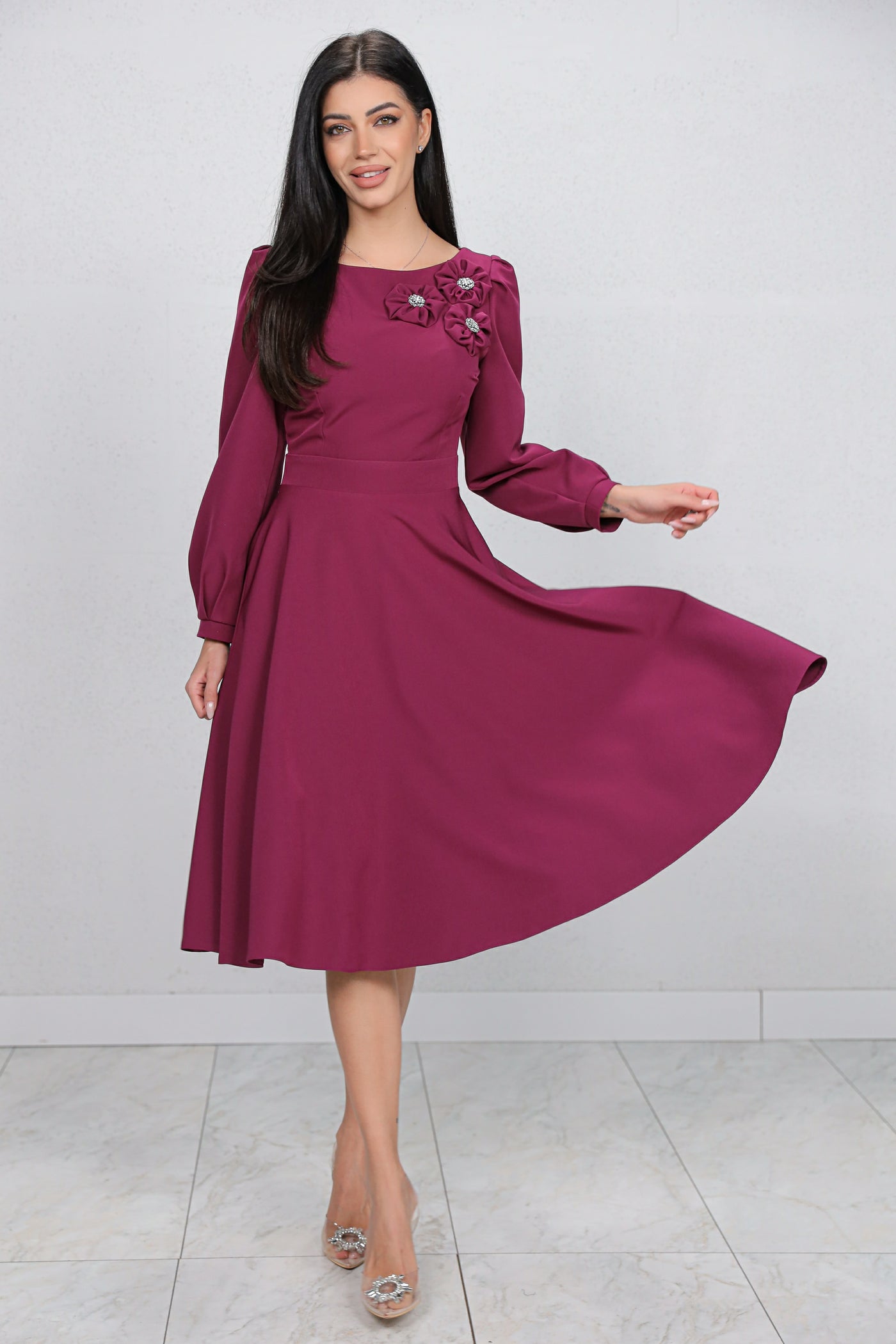 Rochie MBG magenta cu flori 3D pe umar si decupaj pe spate