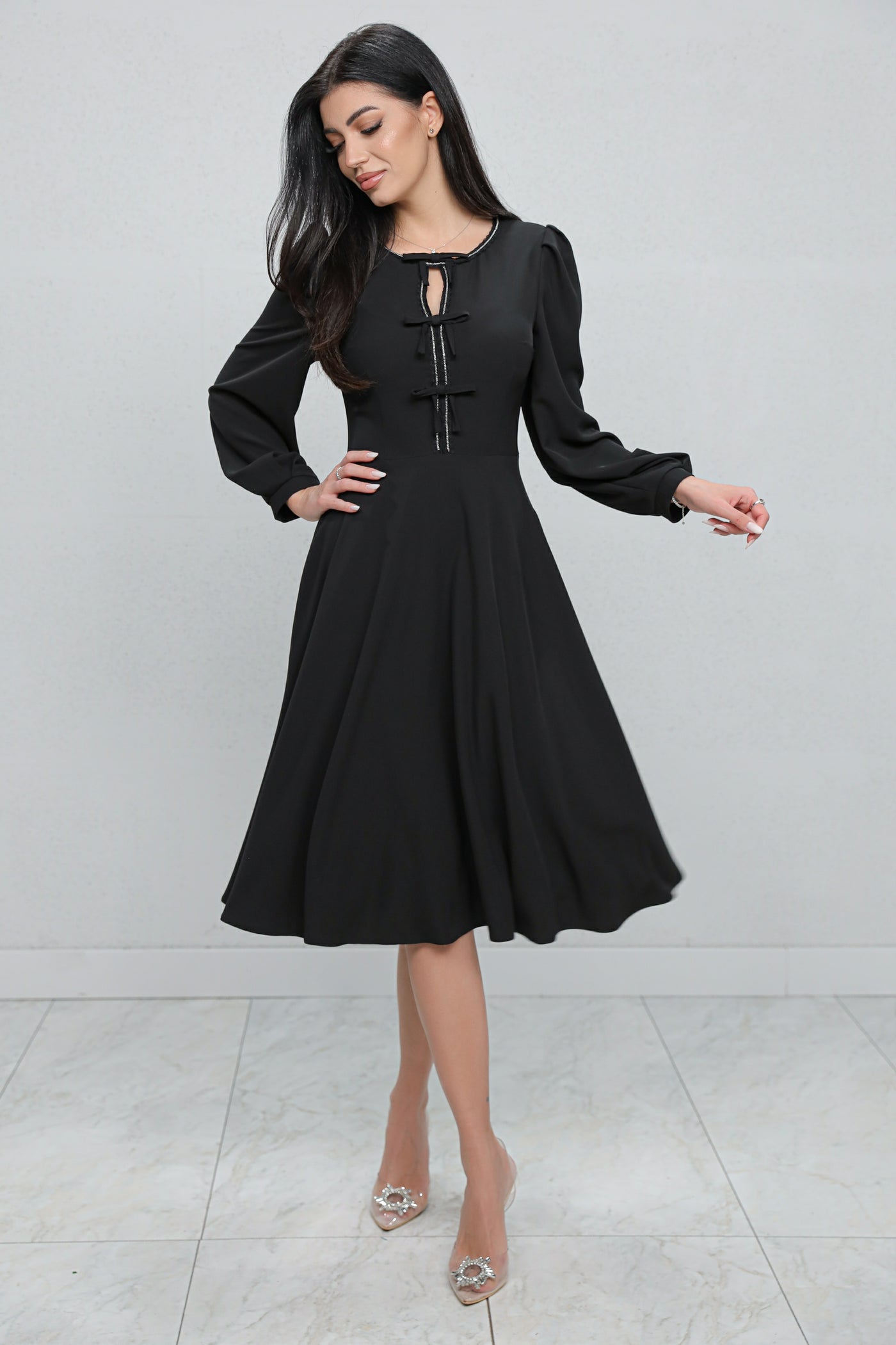 Rochie MBG neagră cu bandă stilizată si fundite pe bust