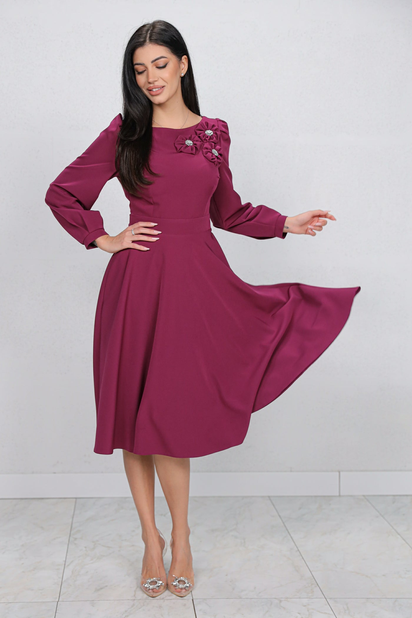 Rochie MBG magenta cu flori 3D pe umar si decupaj pe spate