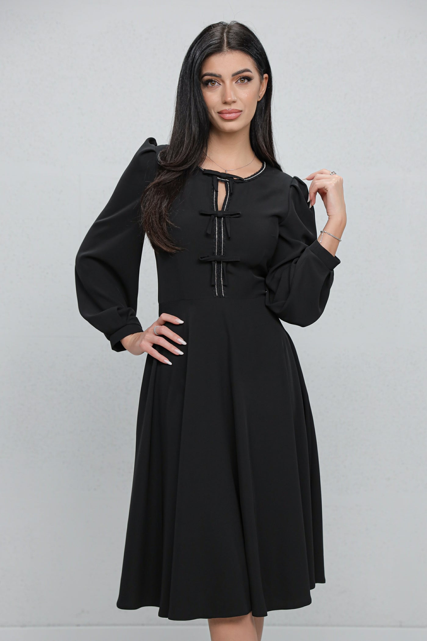 Rochie MBG neagră cu bandă stilizată si fundite pe bust