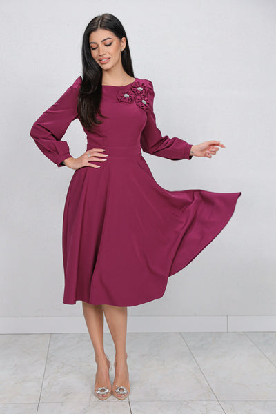 Rochie MBG magenta cu flori 3D pe umar si decupaj pe spate