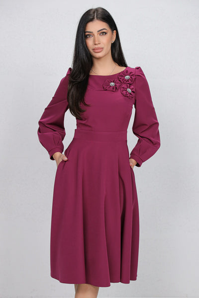 Rochie MBG magenta cu flori 3D pe umar si decupaj pe spate