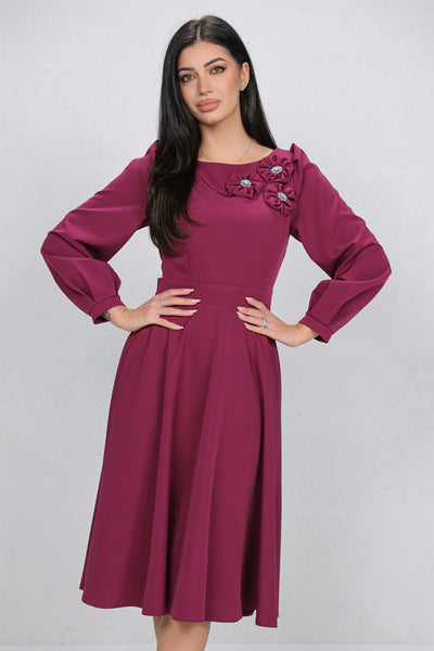 Rochie MBG magenta cu flori 3D pe umar si decupaj pe spate