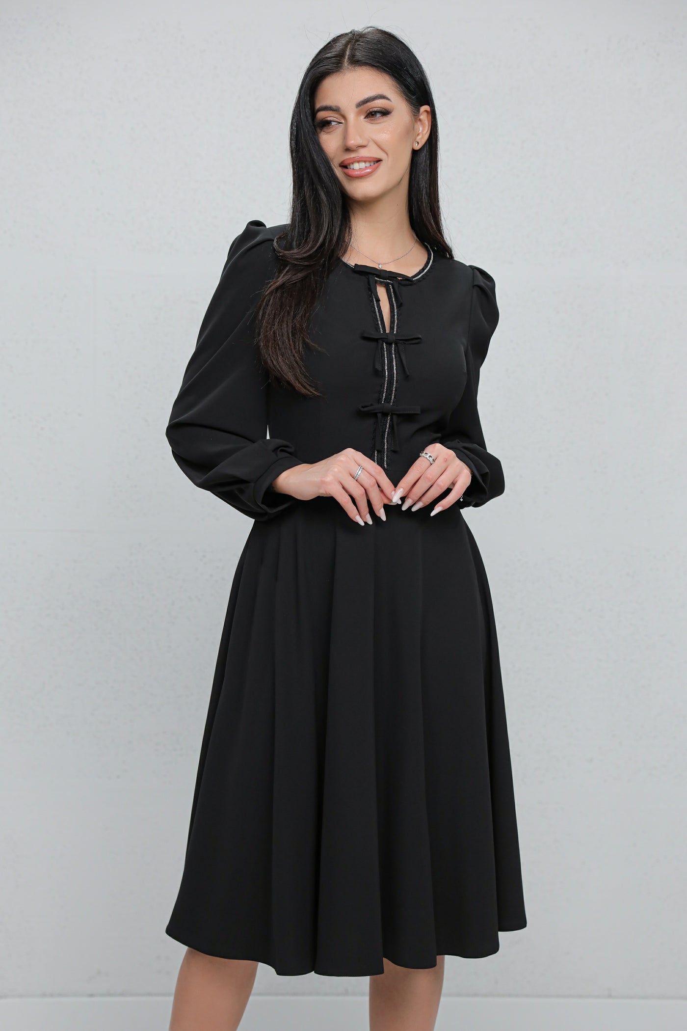 Rochie MBG neagră cu bandă stilizată si fundite pe bust