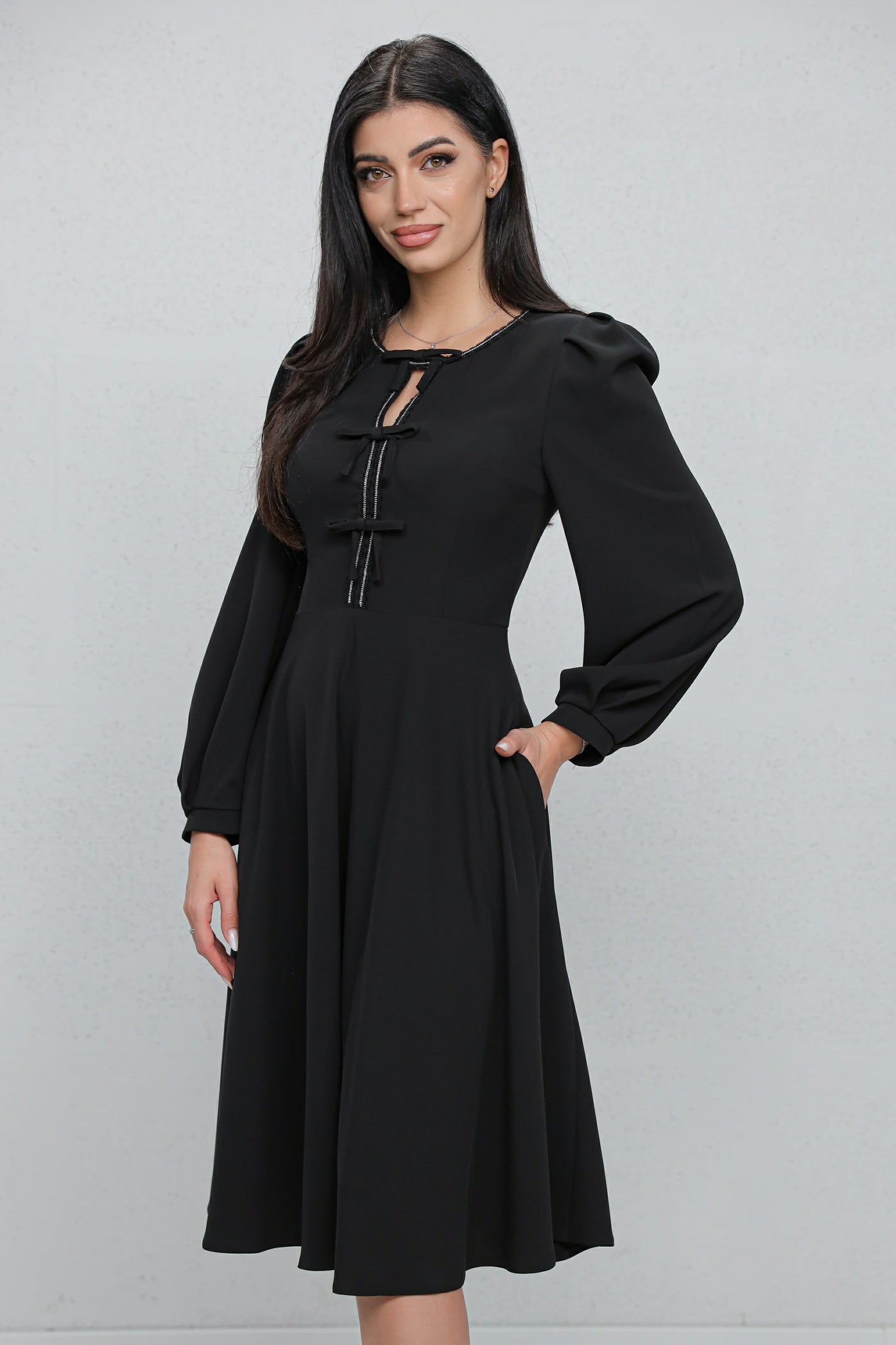 Rochie MBG neagră cu bandă stilizată si fundite pe bust