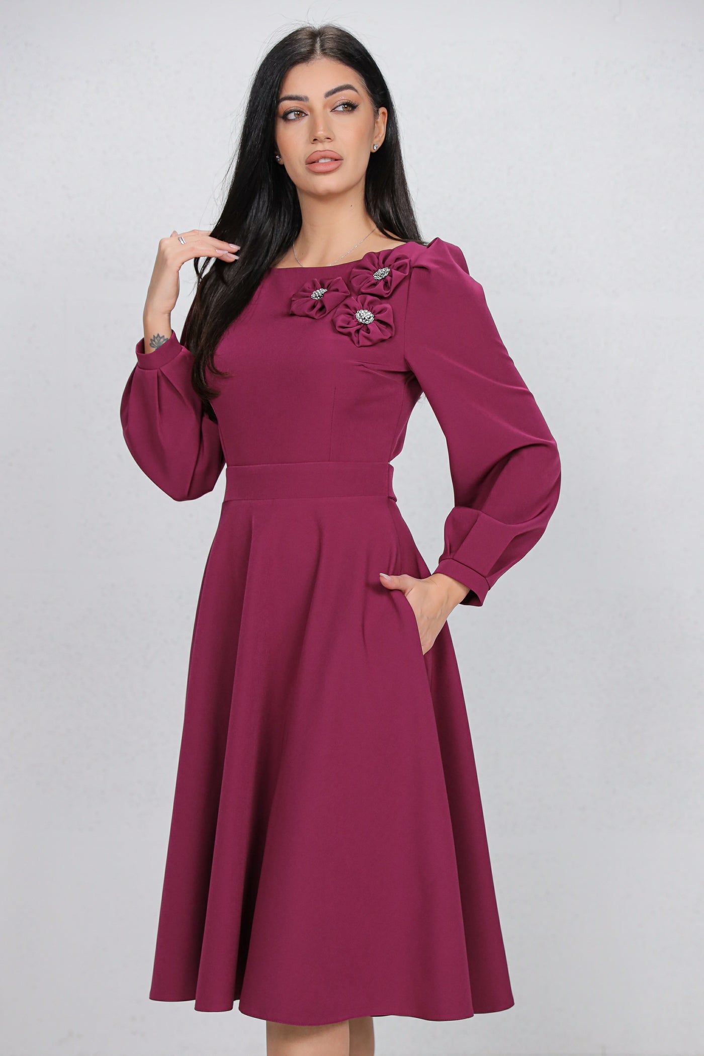 Rochie MBG magenta cu flori 3D pe umar si decupaj pe spate