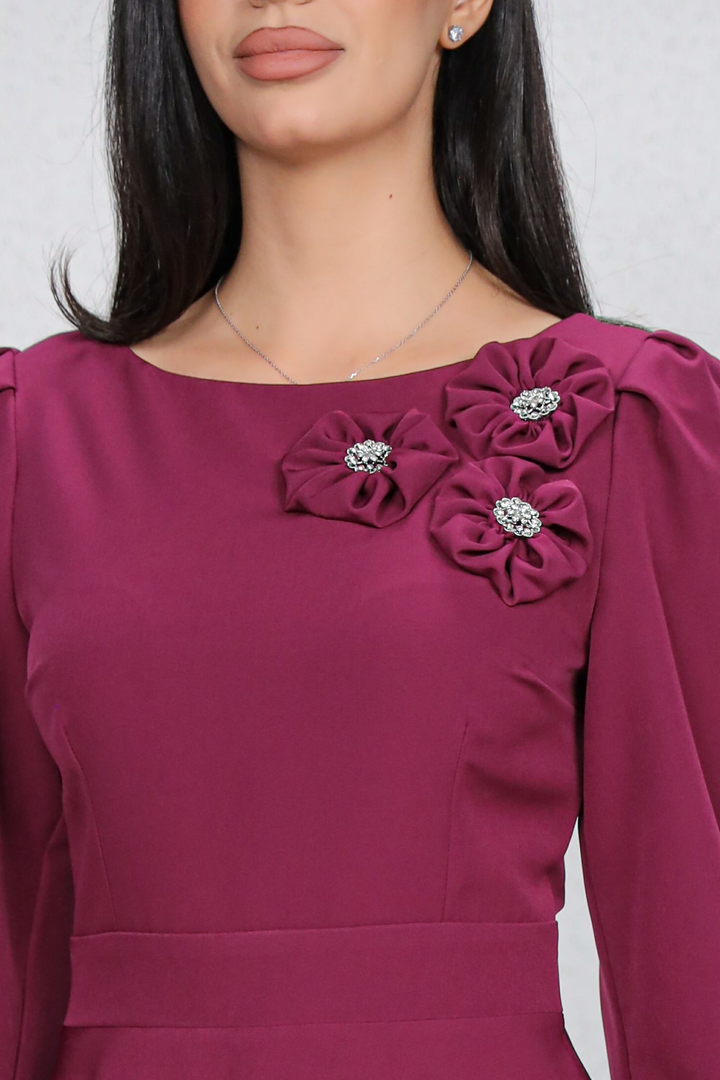 Rochie MBG magenta cu flori 3D pe umar si decupaj pe spate