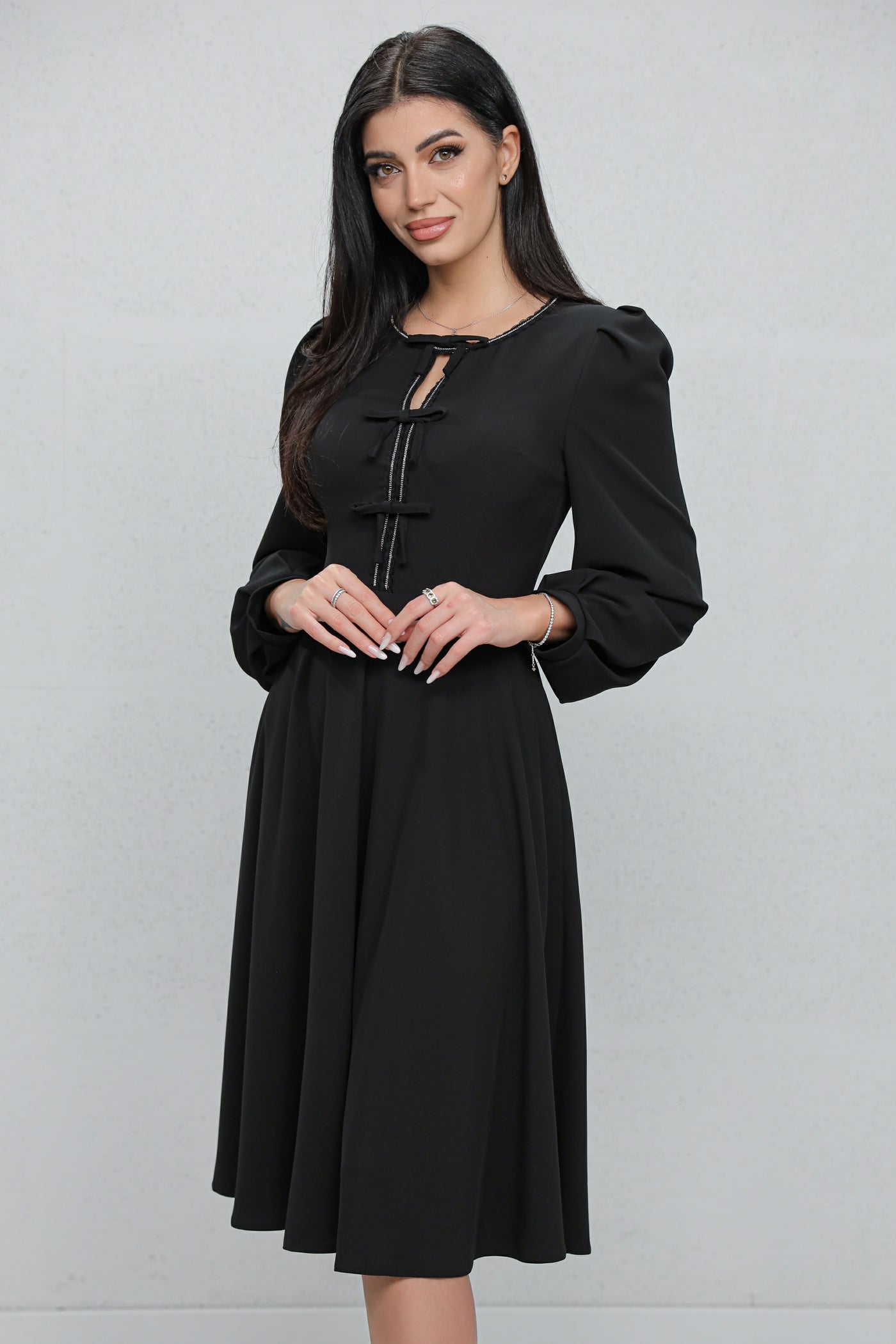 Rochie MBG neagră cu bandă stilizată si fundite pe bust