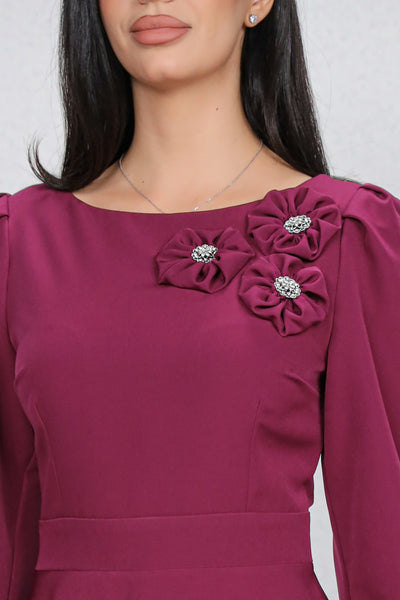 Rochie MBG magenta cu flori 3D pe umar si decupaj pe spate