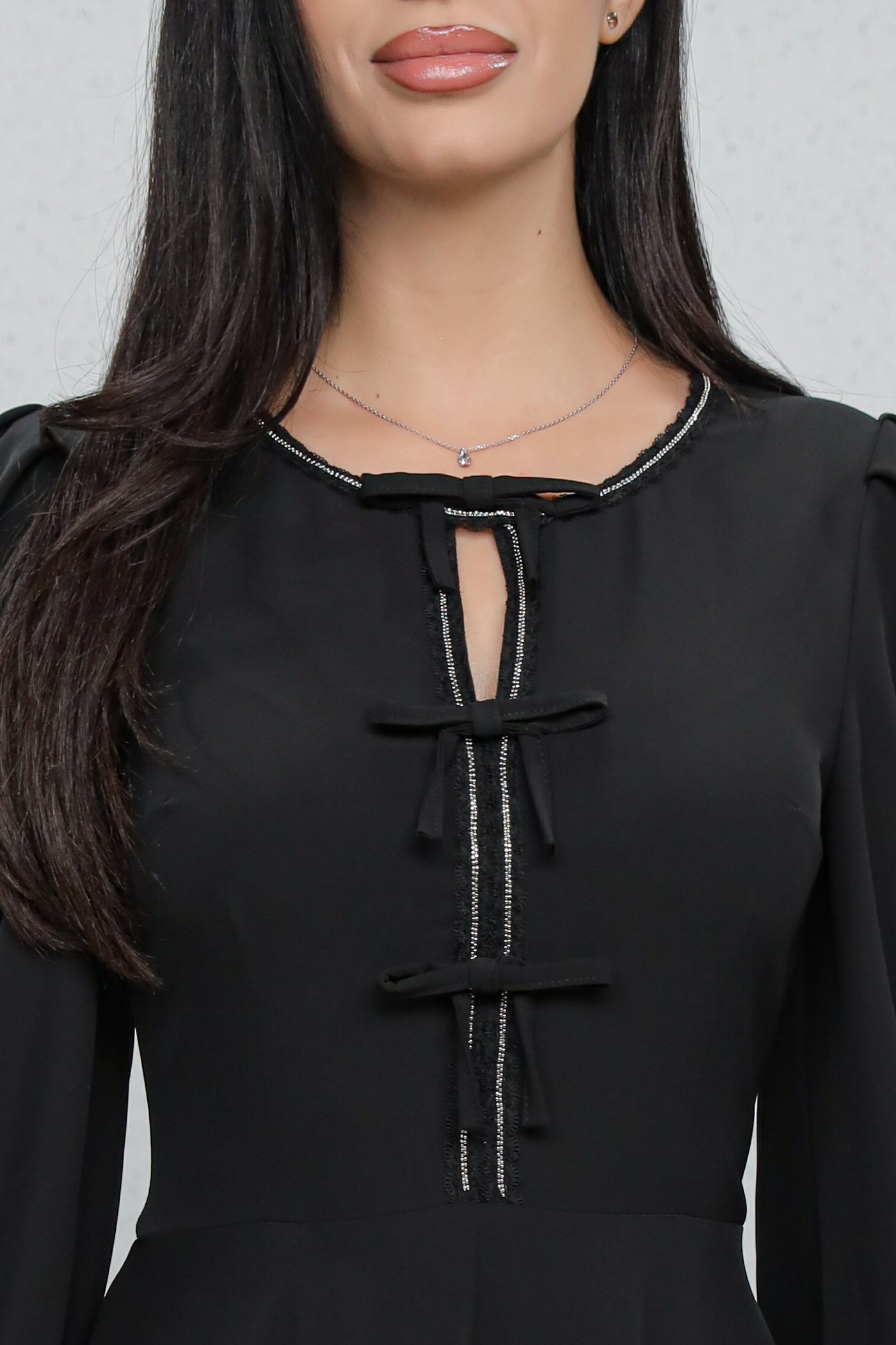 Rochie MBG neagră cu bandă stilizată si fundite pe bust