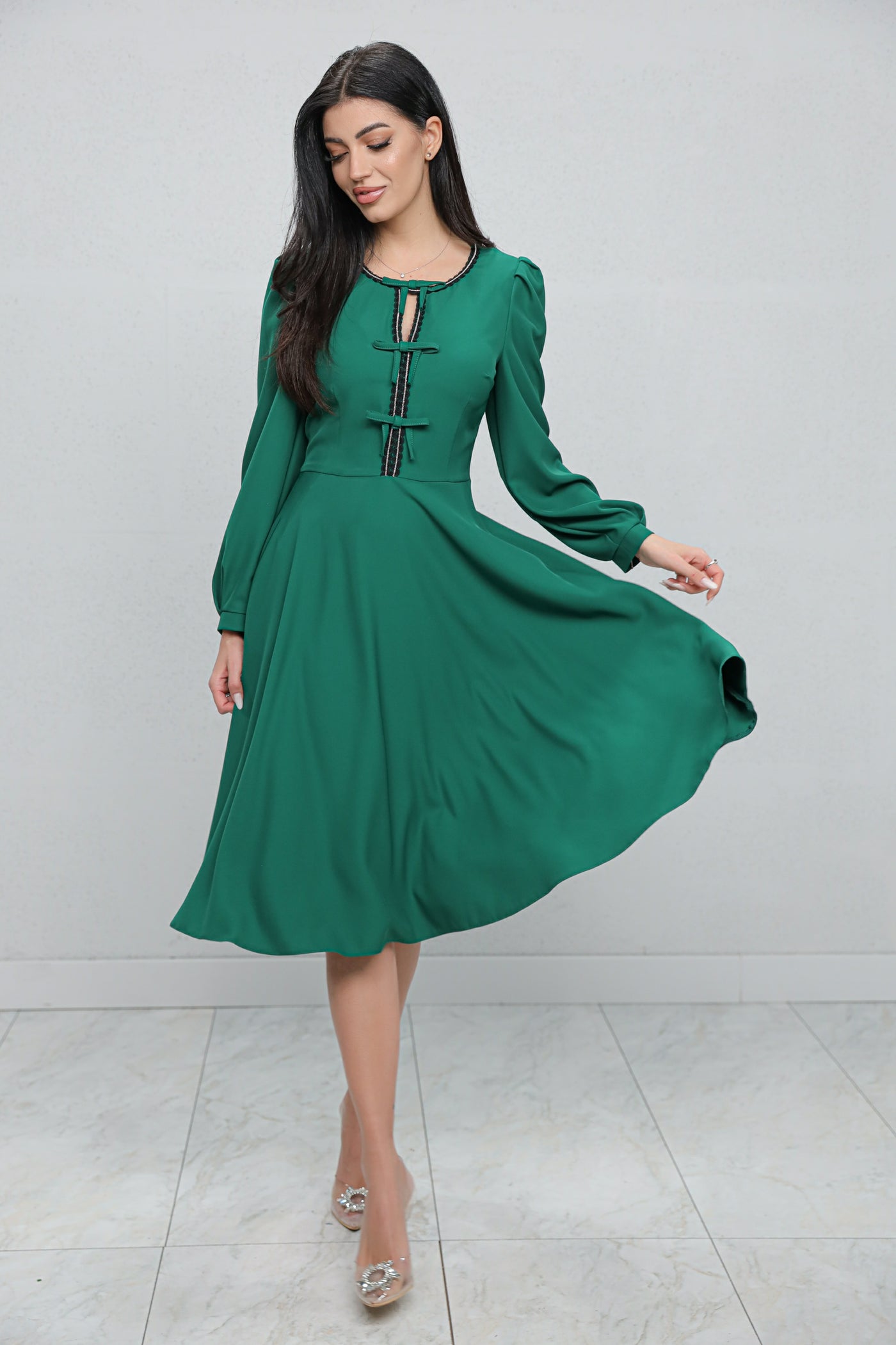 Rochie MBG verde cu bandă stilizată si fundite pe bust