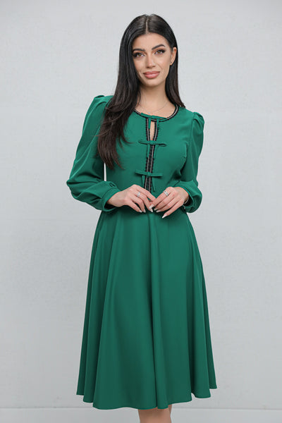 Rochie MBG verde cu bandă stilizată si fundite pe bust