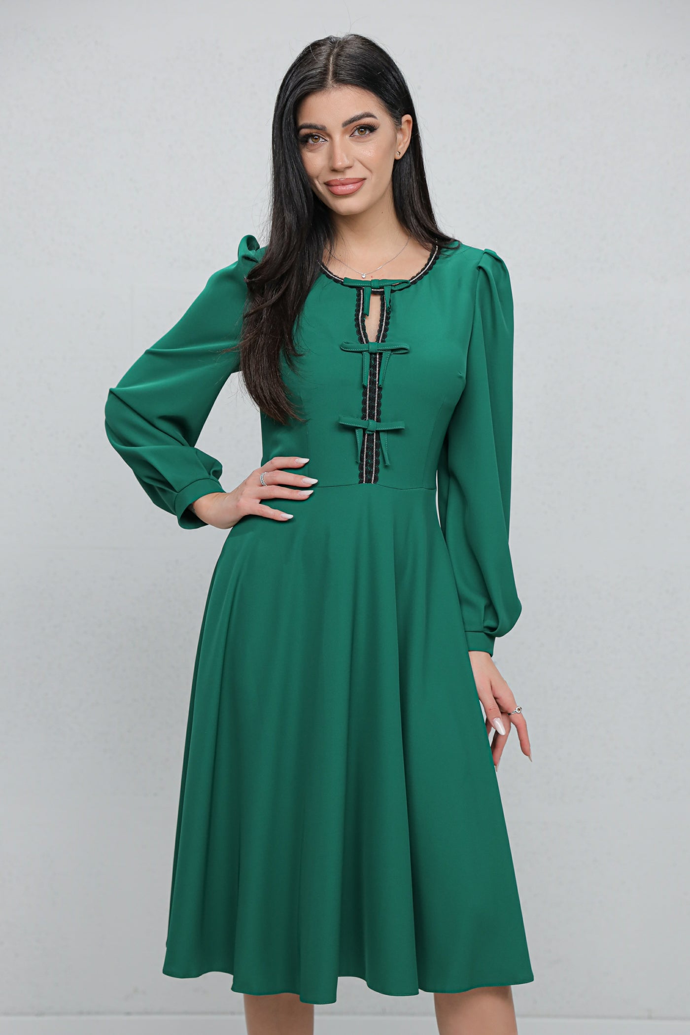 Rochie MBG verde cu bandă stilizată si fundite pe bust