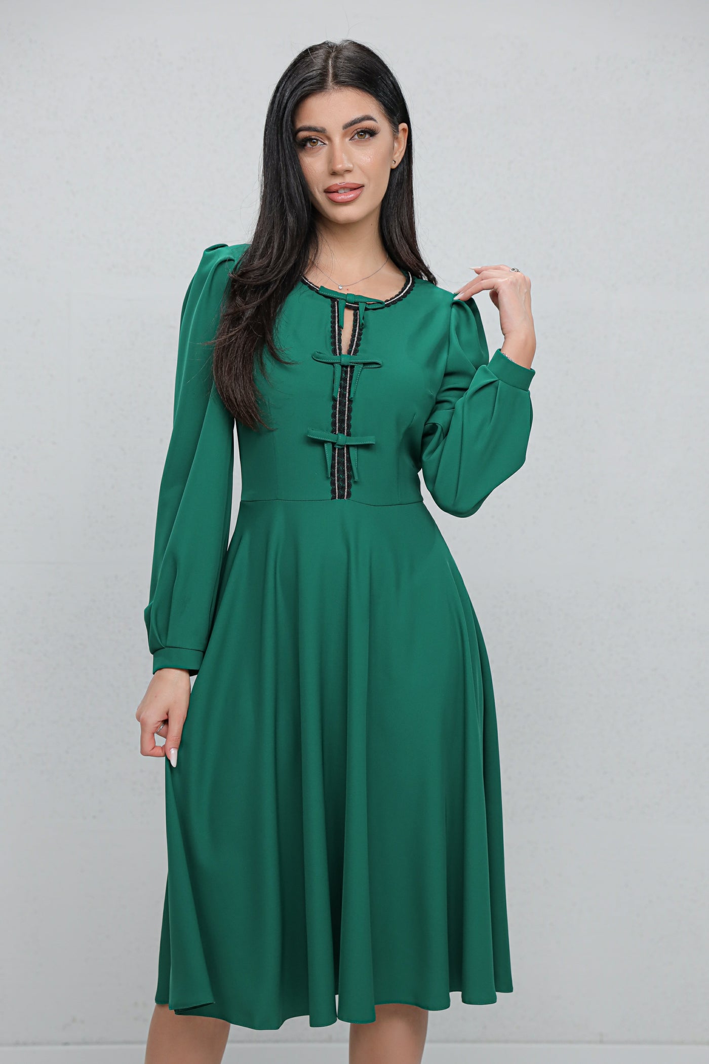 Rochie MBG verde cu bandă stilizată si fundite pe bust