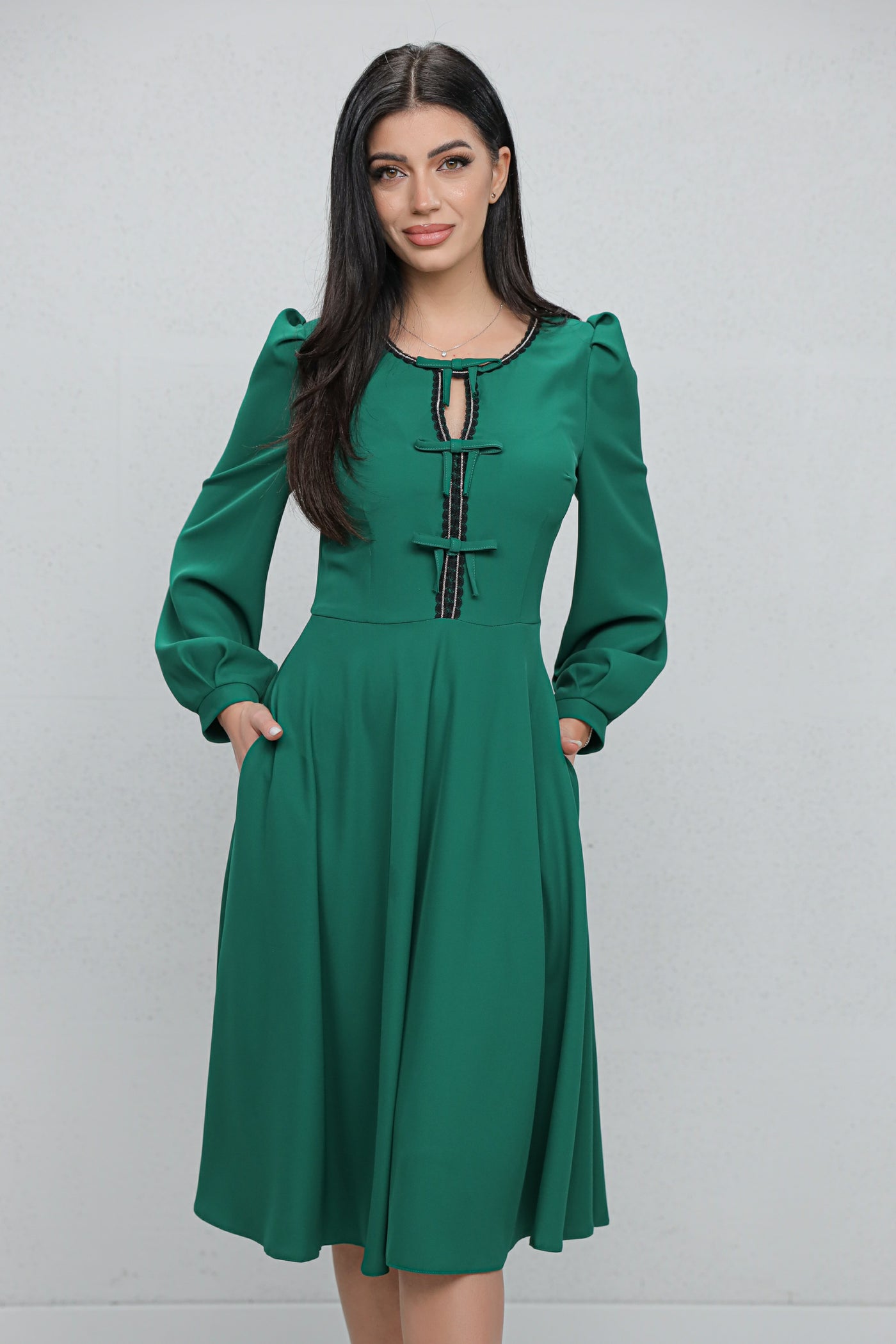 Rochie MBG verde cu bandă stilizată si fundite pe bust