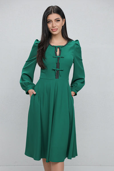 Rochie MBG verde cu bandă stilizată si fundite pe bust