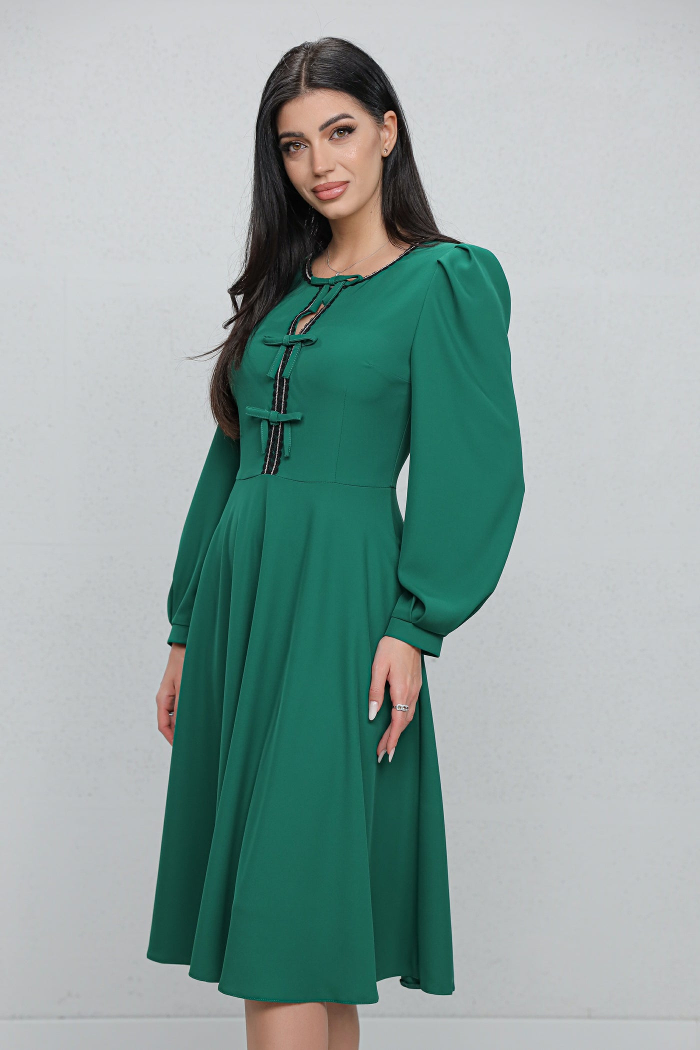 Rochie MBG verde cu bandă stilizată si fundite pe bust