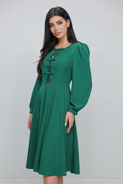 Rochie MBG verde cu bandă stilizată si fundite pe bust