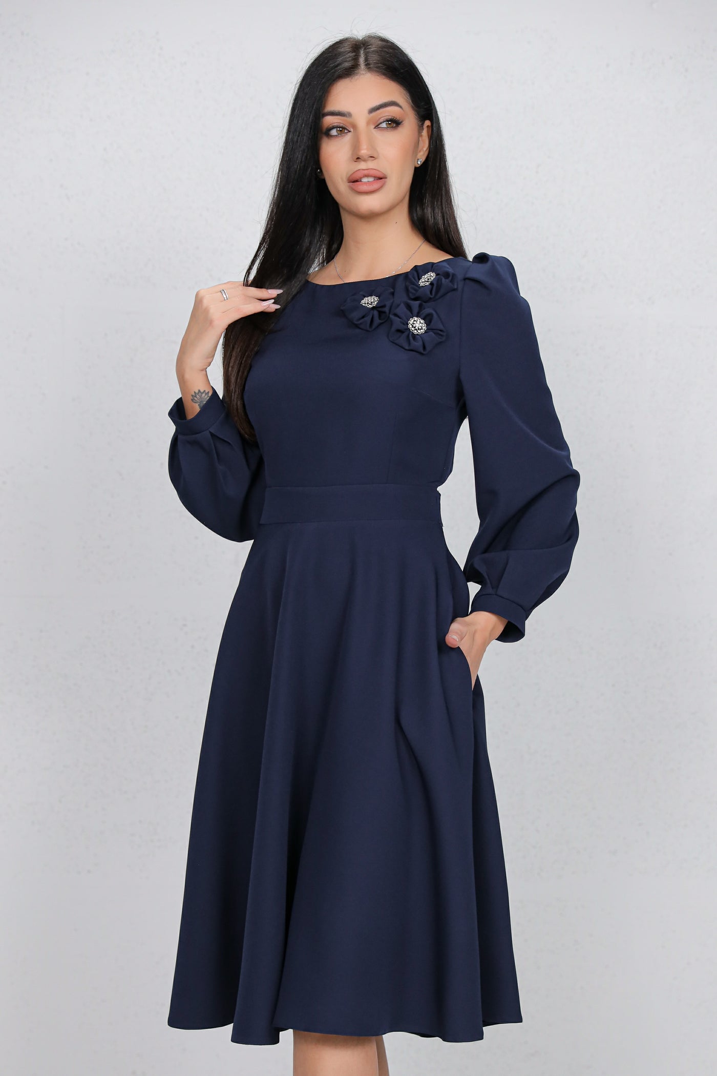 Rochie MBG bleumarin cu flori 3D pe umar si decupaj pe spate