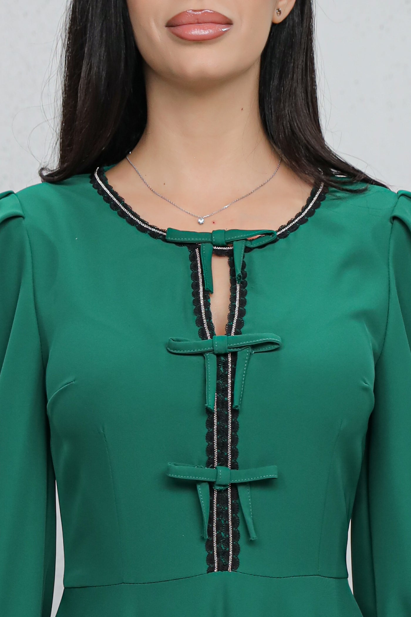 Rochie MBG verde cu bandă stilizată si fundite pe bust