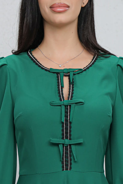 Rochie MBG verde cu bandă stilizată si fundite pe bust