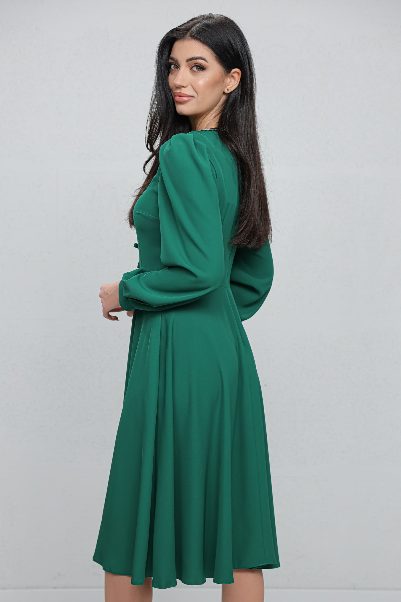 Rochie MBG verde cu bandă stilizată si fundite pe bust