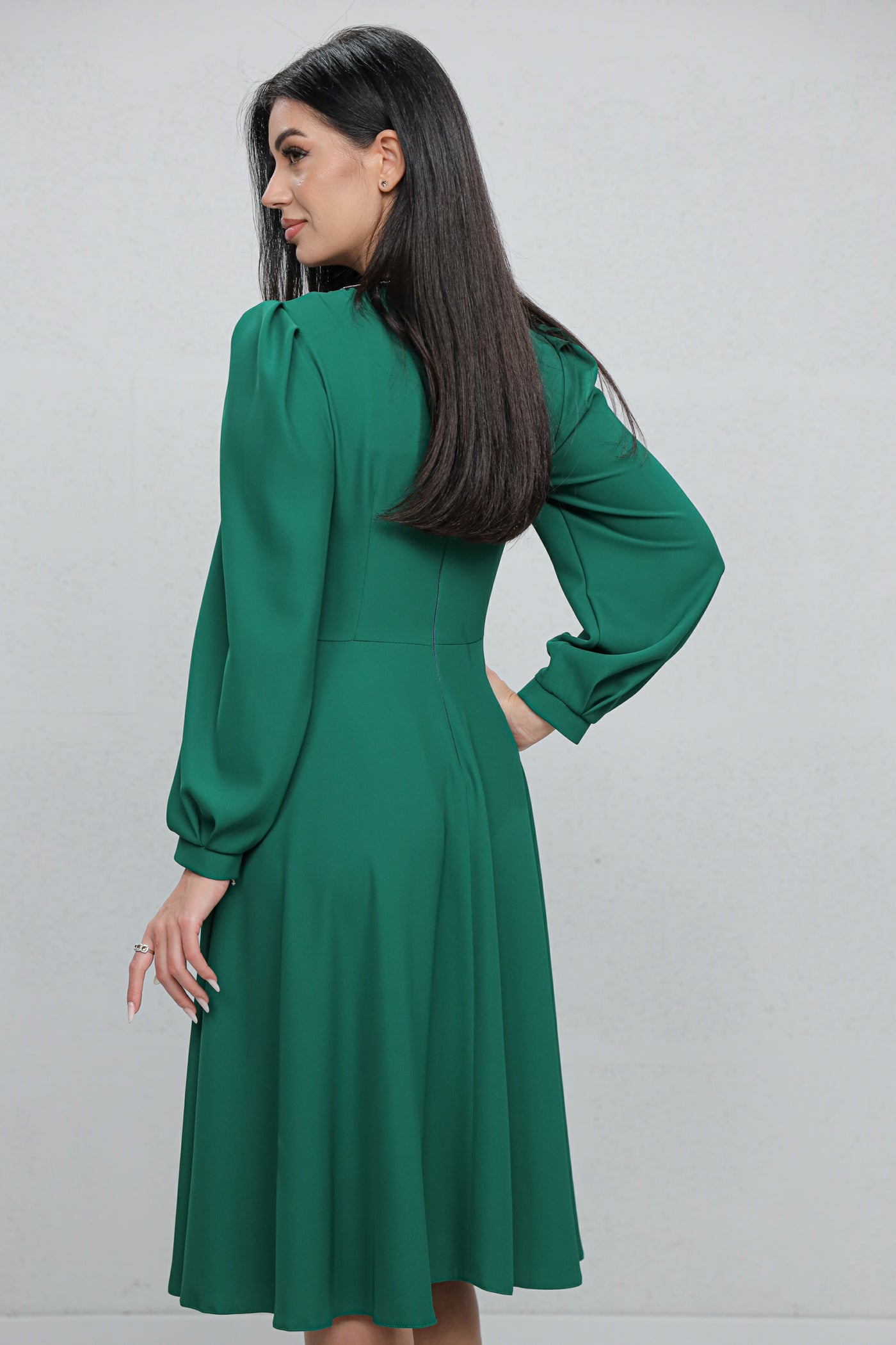 Rochie MBG verde cu bandă stilizată si fundite pe bust