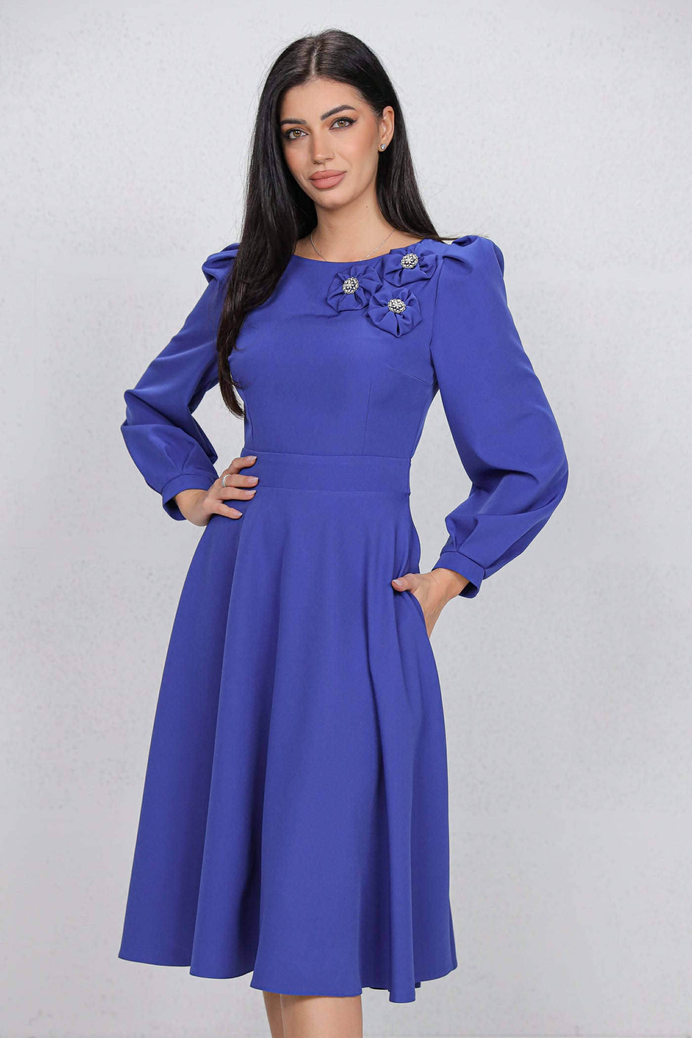 Rochie MBG albastra cu flori 3D pe umar si decupaj pe spate