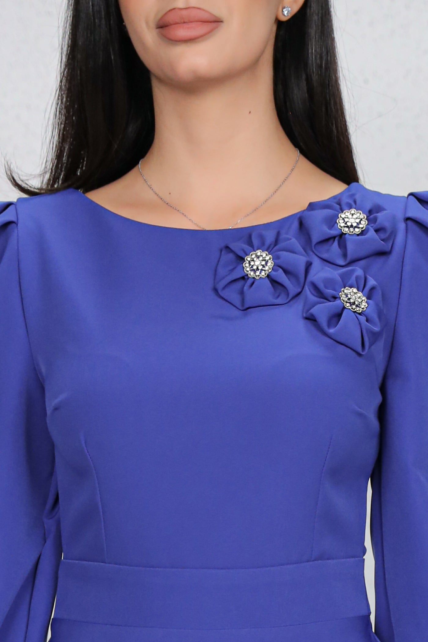 Rochie MBG albastra cu flori 3D pe umar si decupaj pe spate