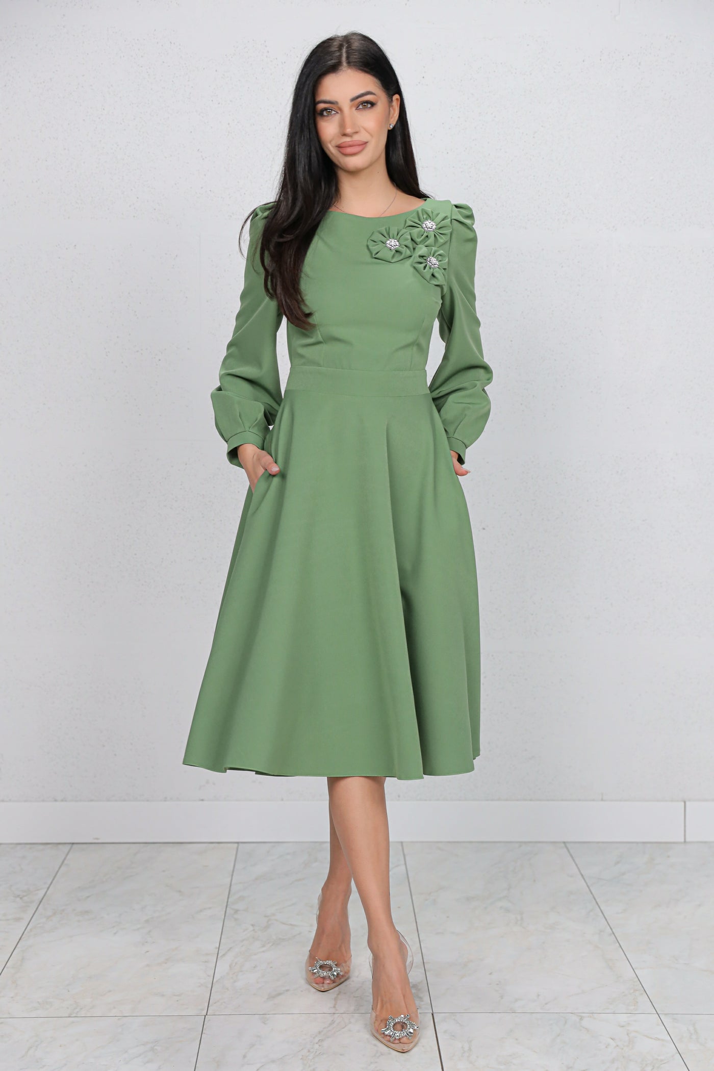 Rochie MBG olive cu flori 3D pe umar si decupaj pe spate