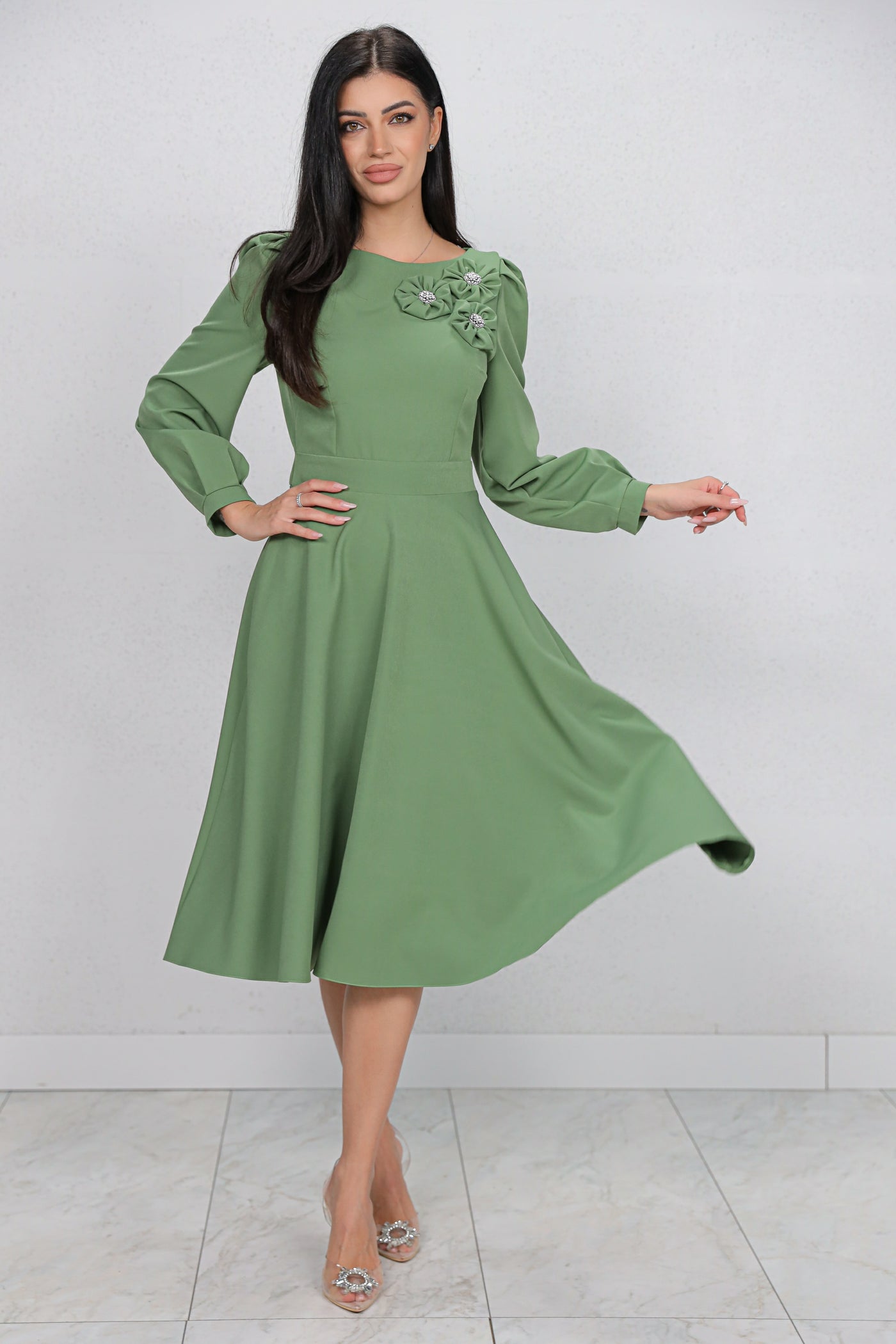Rochie MBG olive cu flori 3D pe umar si decupaj pe spate