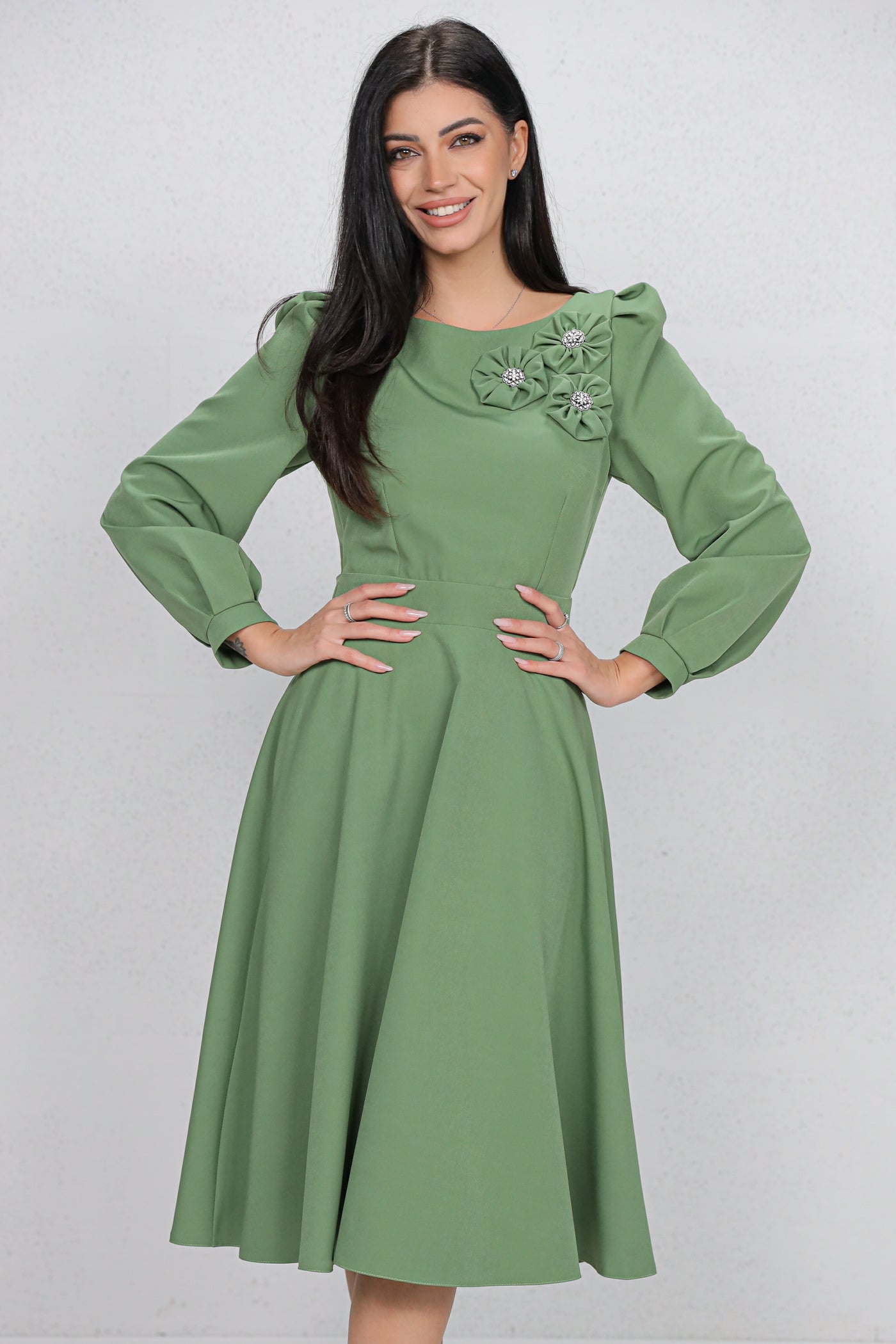 Rochie MBG olive cu flori 3D pe umar si decupaj pe spate
