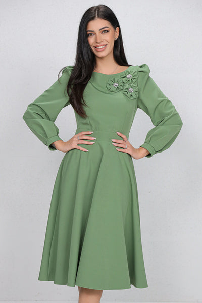 Rochie MBG olive cu flori 3D pe umar si decupaj pe spate