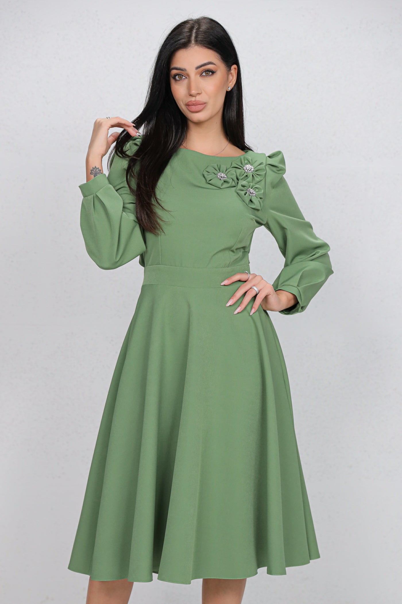 Rochie MBG olive cu flori 3D pe umar si decupaj pe spate