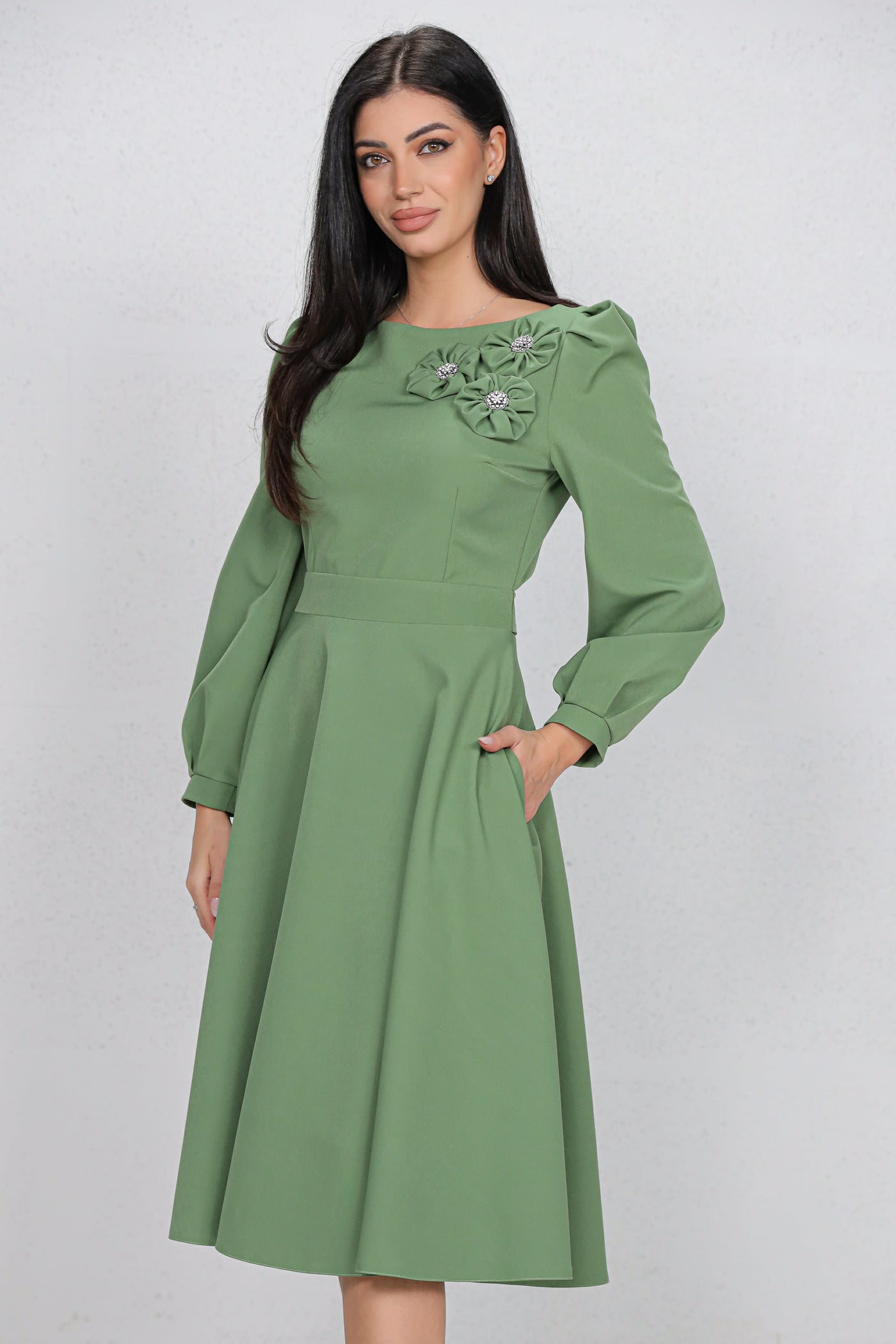 Rochie MBG olive cu flori 3D pe umar si decupaj pe spate