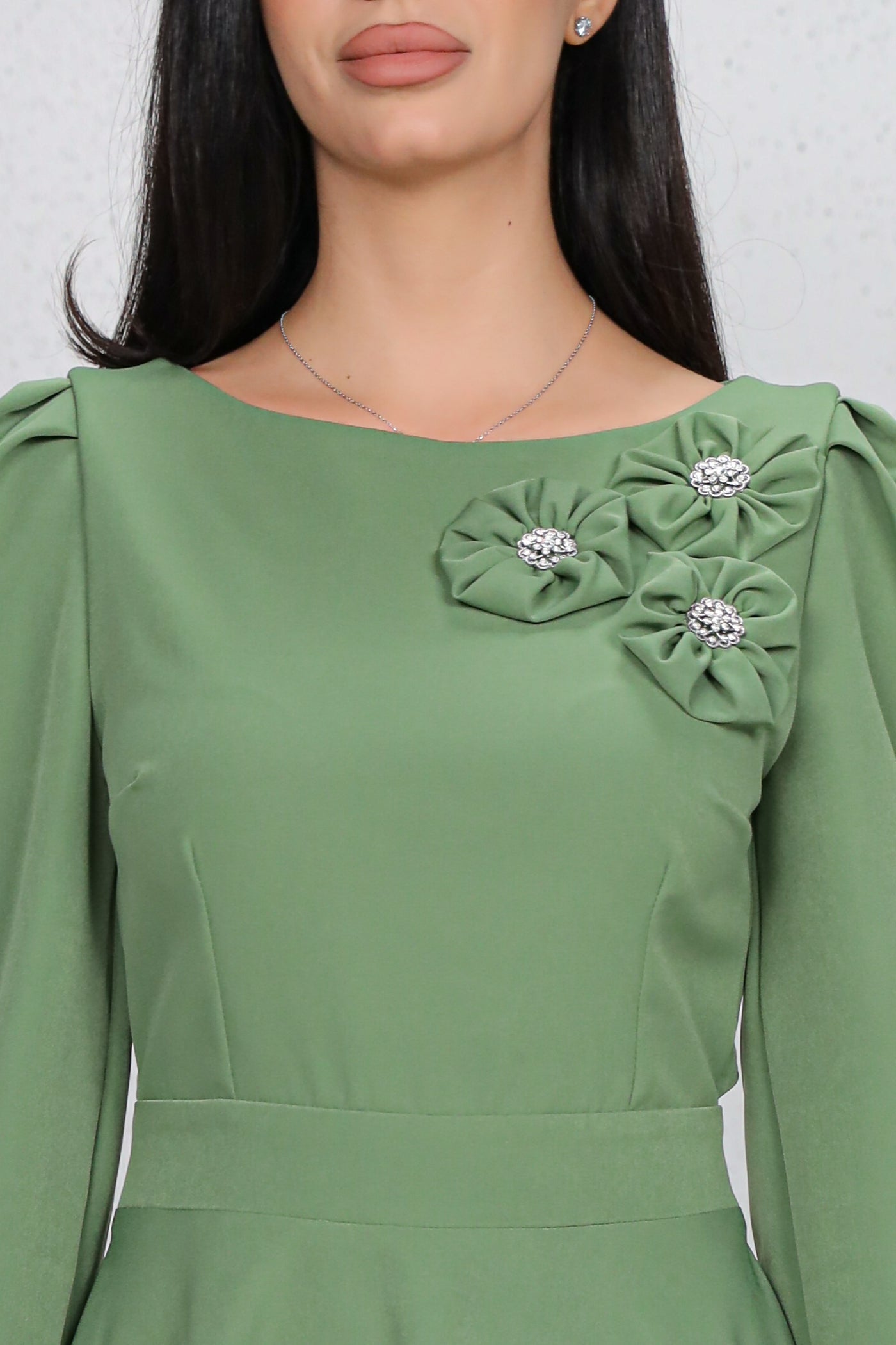 Rochie MBG olive cu flori 3D pe umar si decupaj pe spate