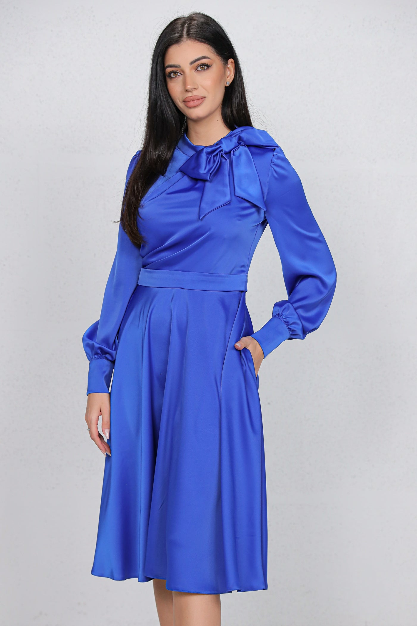 Rochie MBG albastra satinata cu funda la gat
