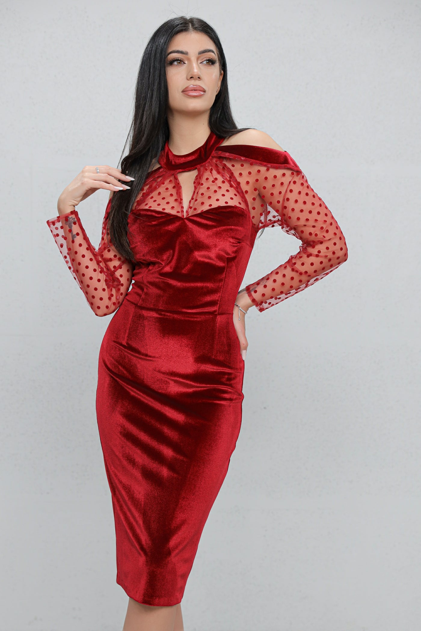 Rochie MBG rosie din catifea cu maneci din tull cu buline si decupaj pe umar